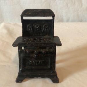 Royal cast iron stove oven for doll house; 4.5” high by 2.5” wide